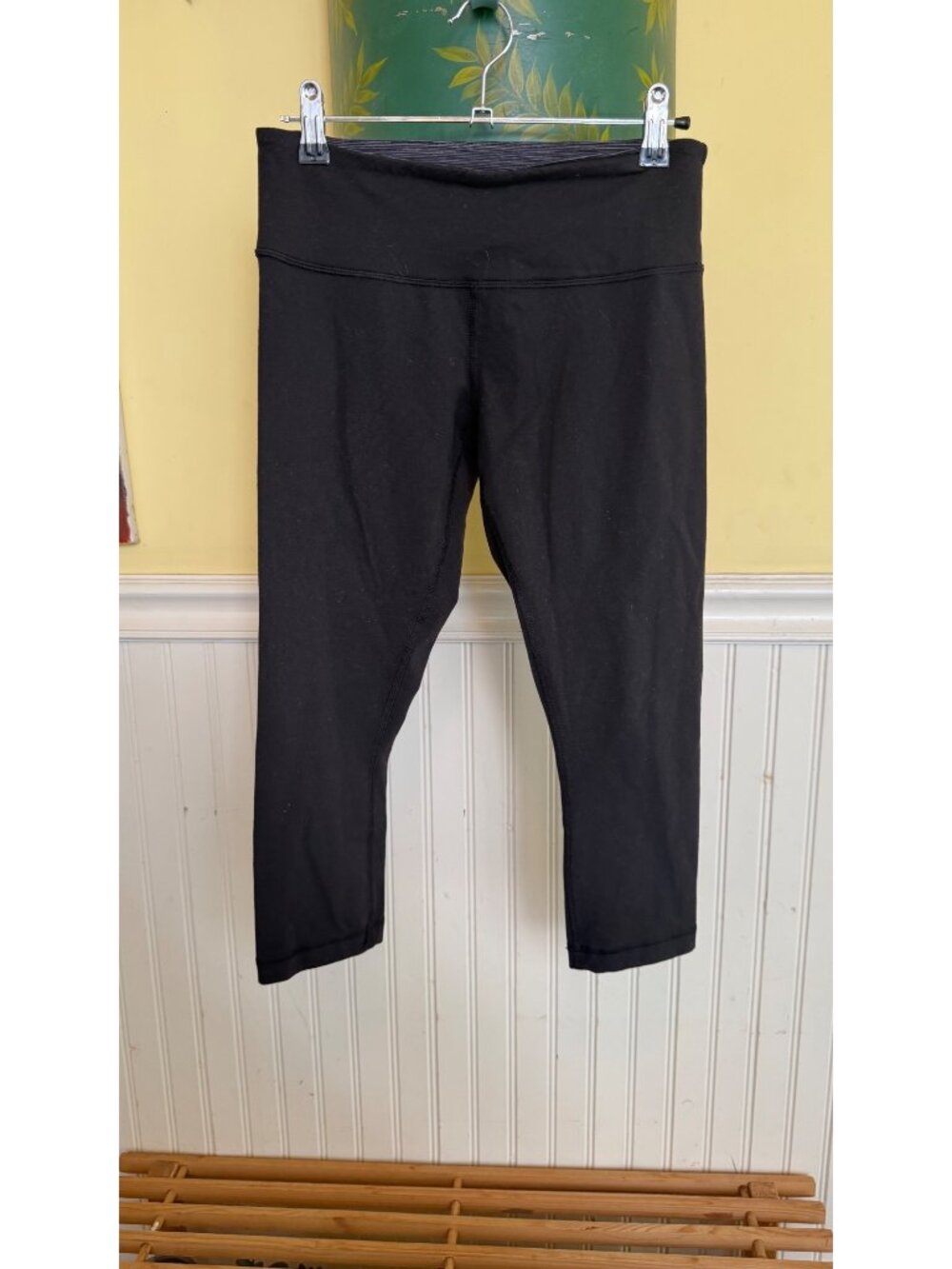 Lululemon Black Cropped Leggings Size 6 Yoga/Activewear Pants